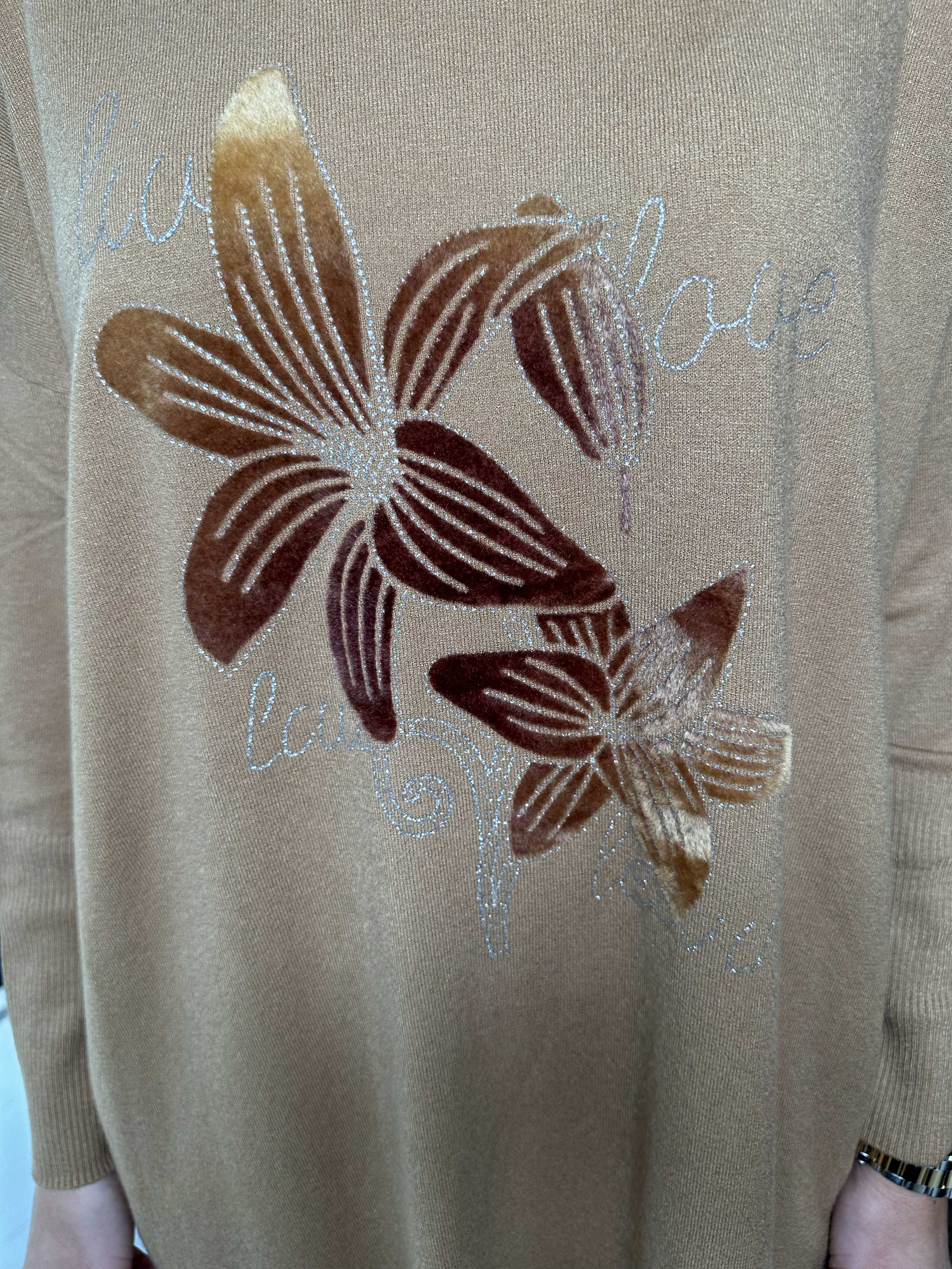 Amilie - Blød strikkjole med blomstermotiver